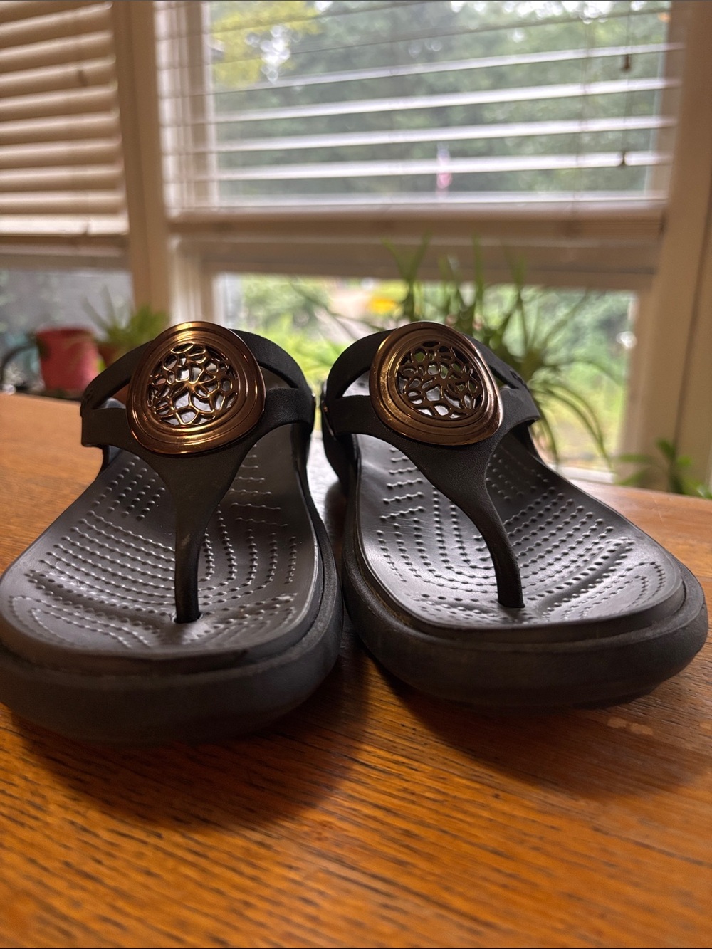 CROCS Sanrah Embellished Hammered Circle Wedge Flip Flop Sandals Black Gold 8 - Picture 12 of 13